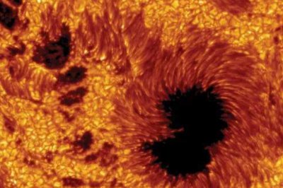 ​太阳黑子是黑色的吗：不是(太阳光球表面比较暗的地方)