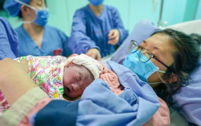​新生儿怎么进行母乳喂养（新生儿如何喂养）
