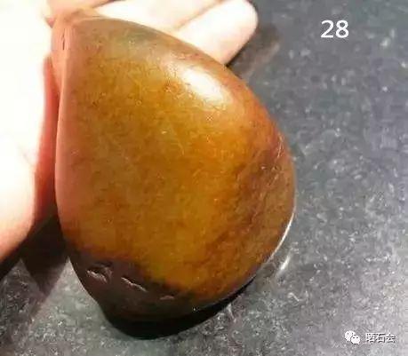 如何鉴别和田玉黄白老玉真假（瓷看底玉看皮40张图看和田玉皮色真假）(27)