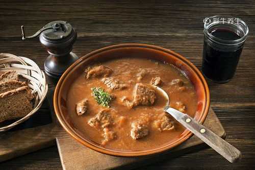 炖牛肉最忌讳两种佐料分别是什么(炖牛肉最忌四种调料)