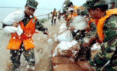​1998年抗洪报道（老百姓哭着求战士不要往水里跳了）