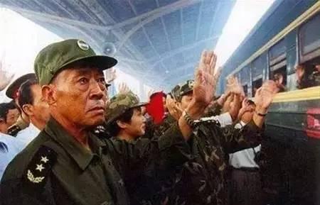 1998年抗洪报道（老百姓哭着求战士不要往水里跳了）(5)