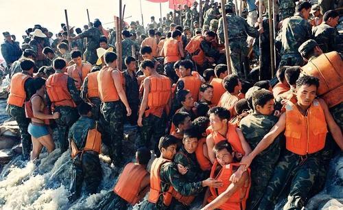 1998年抗洪报道（老百姓哭着求战士不要往水里跳了）(4)