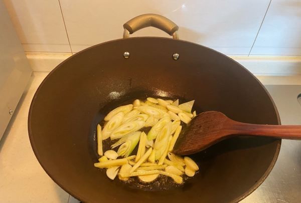 怎么做炒腊肉,炒腊肉的做法图4
