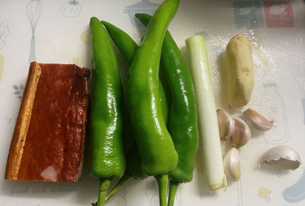 怎么做炒腊肉,炒腊肉的做法图2