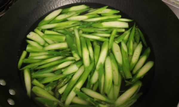 炒芦笋要焯水,炒芦笋之前要不要焯水图2