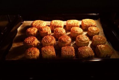 ​月饼刚烤完是软的吗，刚出锅的月饼下边是硬的还是软的？