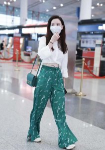 ​深绿色裤子配什么颜色t恤（绿色裤子配什么上衣）