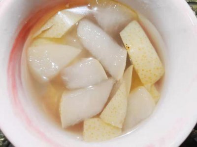 ​润肺止咳的冰糖炖雪梨怎么做（超级简单的冰糖雪梨的做法）