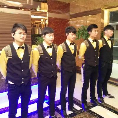 ktv女服务员工资一天500正常吗（KTV男服务员待遇不错）(2)