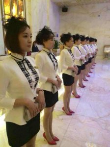 ​ktv女服务员工资一天500正常吗（KTV男服务员待遇不错）