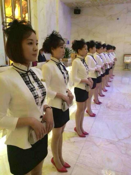 ktv女服务员工资一天500正常吗（KTV男服务员待遇不错）(1)