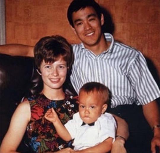 李小龙传奇死因（李小龙巨星陨落之谜）
