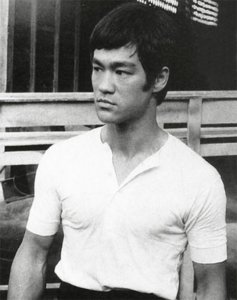 ​李小龙传奇死因（李小龙巨星陨落之谜）