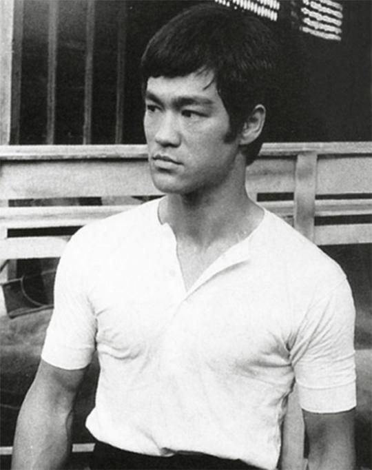李小龙传奇死因（李小龙巨星陨落之谜）