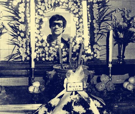 李小龙传奇死因（李小龙巨星陨落之谜）