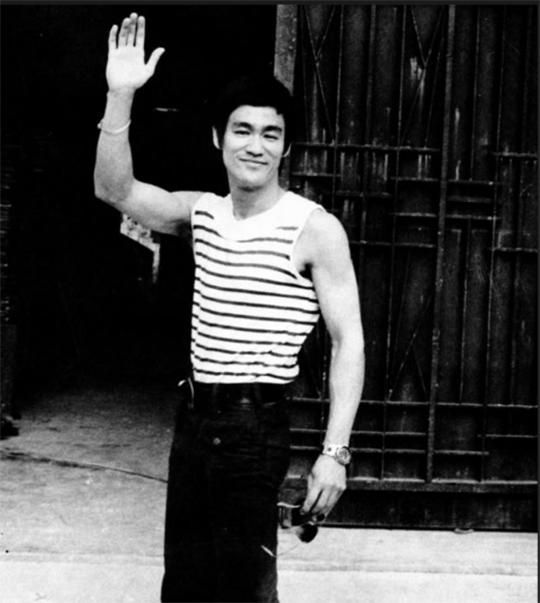 李小龙传奇死因（李小龙巨星陨落之谜）