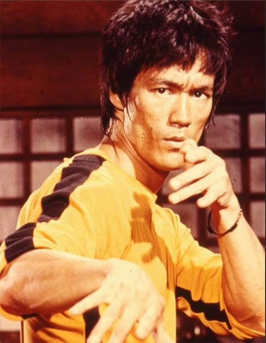 李小龙传奇死因（李小龙巨星陨落之谜）