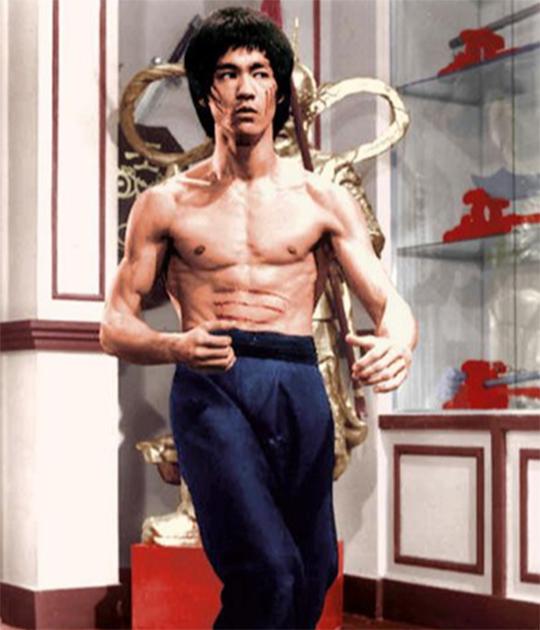 李小龙传奇死因（李小龙巨星陨落之谜）