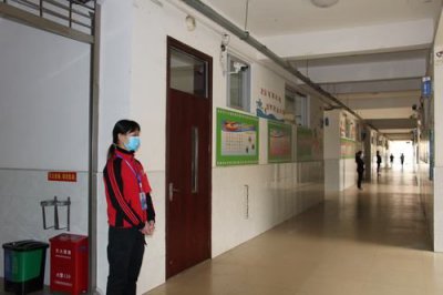 ​老师让学生站一节课(老师站在讲台上讲课)