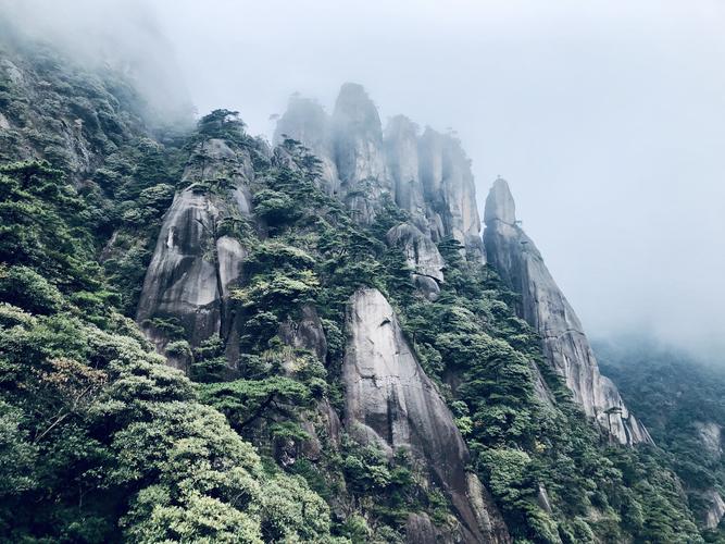 2.江西，庐山，三清山的风景都是非常美的。