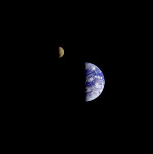 ​从太空中看地球蓝色的是什么（地球是什么颜色的）