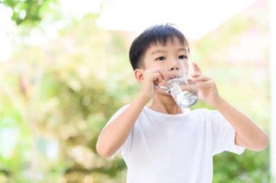 ​不同年龄段每天的喝水量（一天要喝多少毫升水最好）