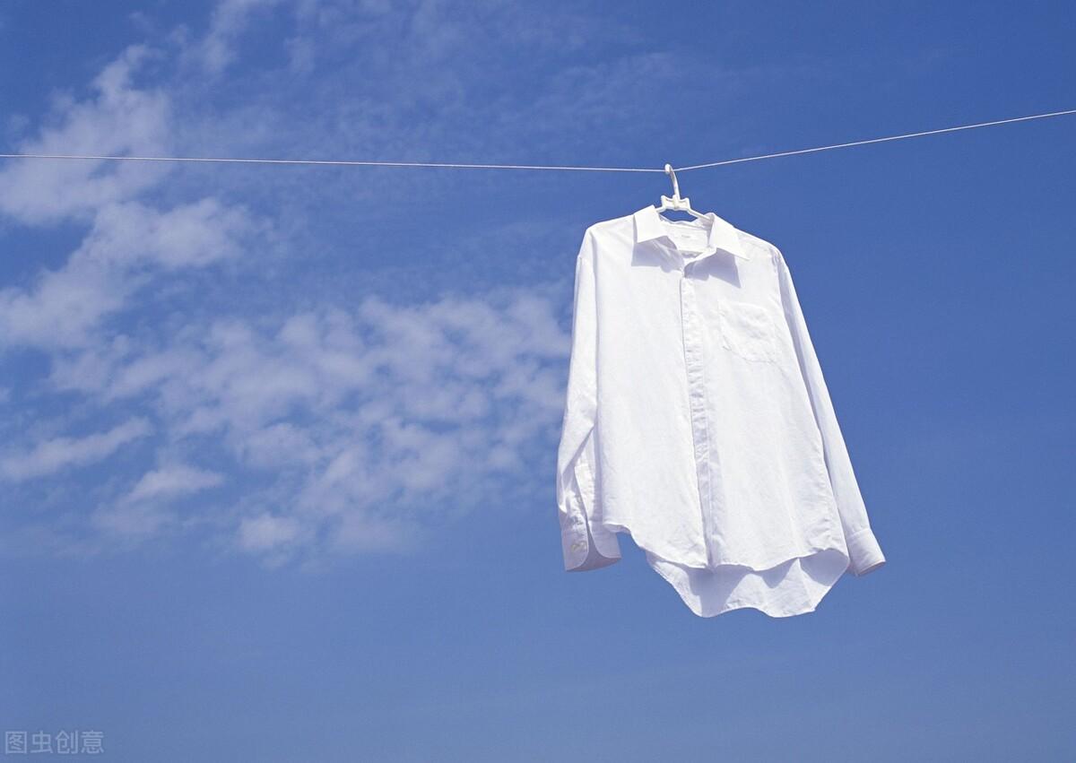 衣服发黄怎么弄白（发黄的白色衣服怎么洗白窍门）
