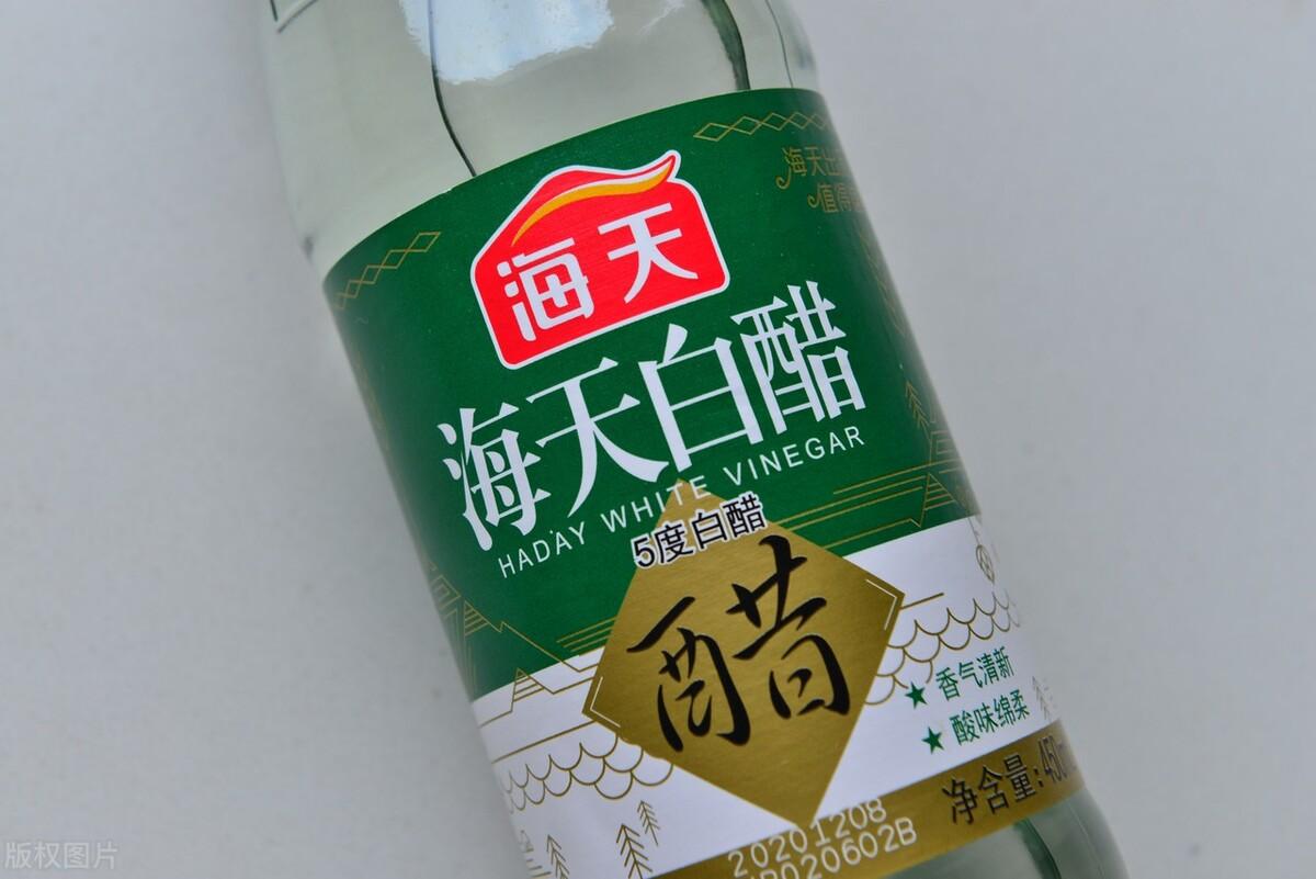 衣服发黄怎么弄白（发黄的白色衣服怎么洗白窍门）