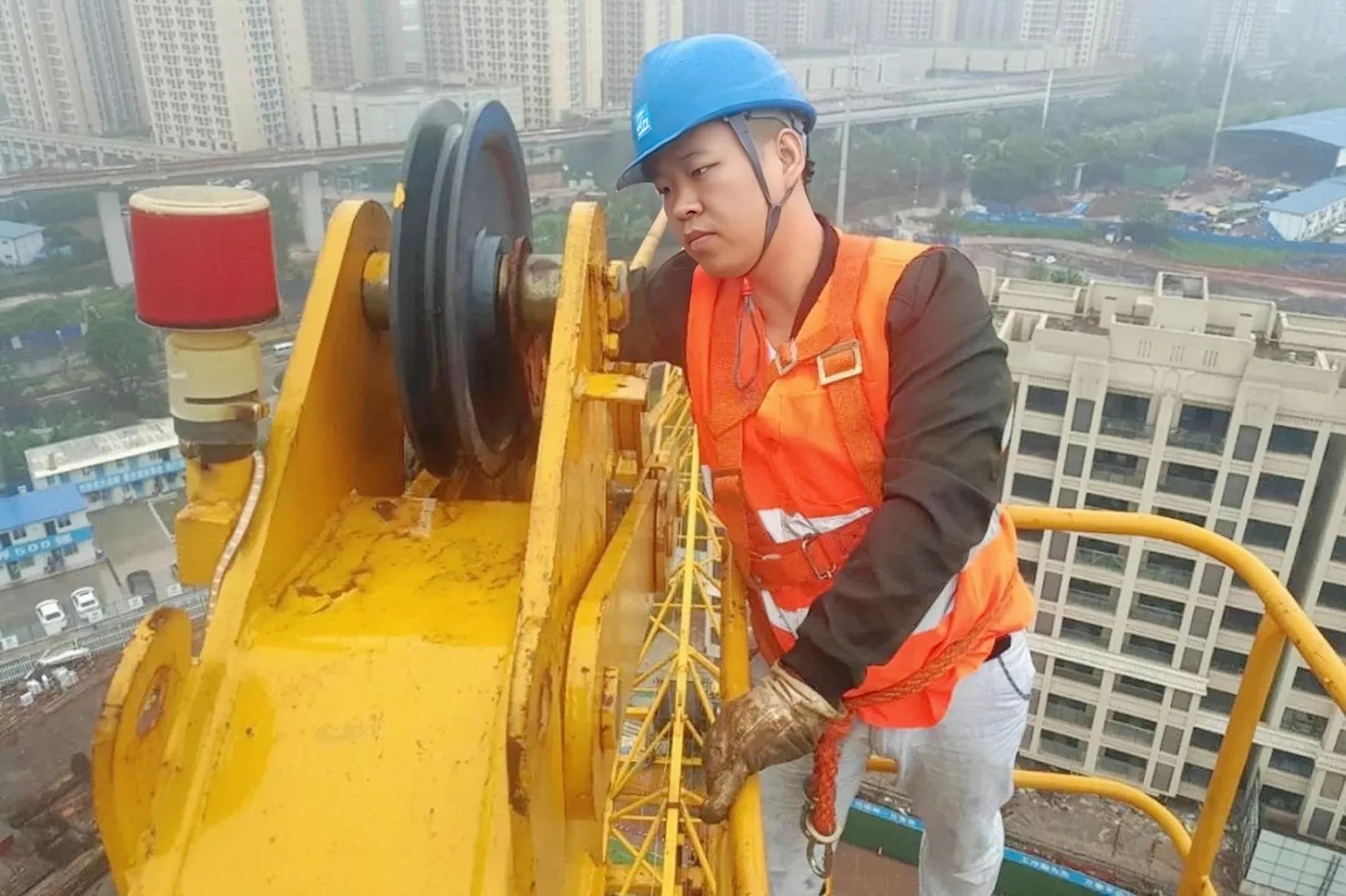 工地上各种颜色的安全帽代表什么职位（红帽子白帽子黄帽子蓝帽子区别）