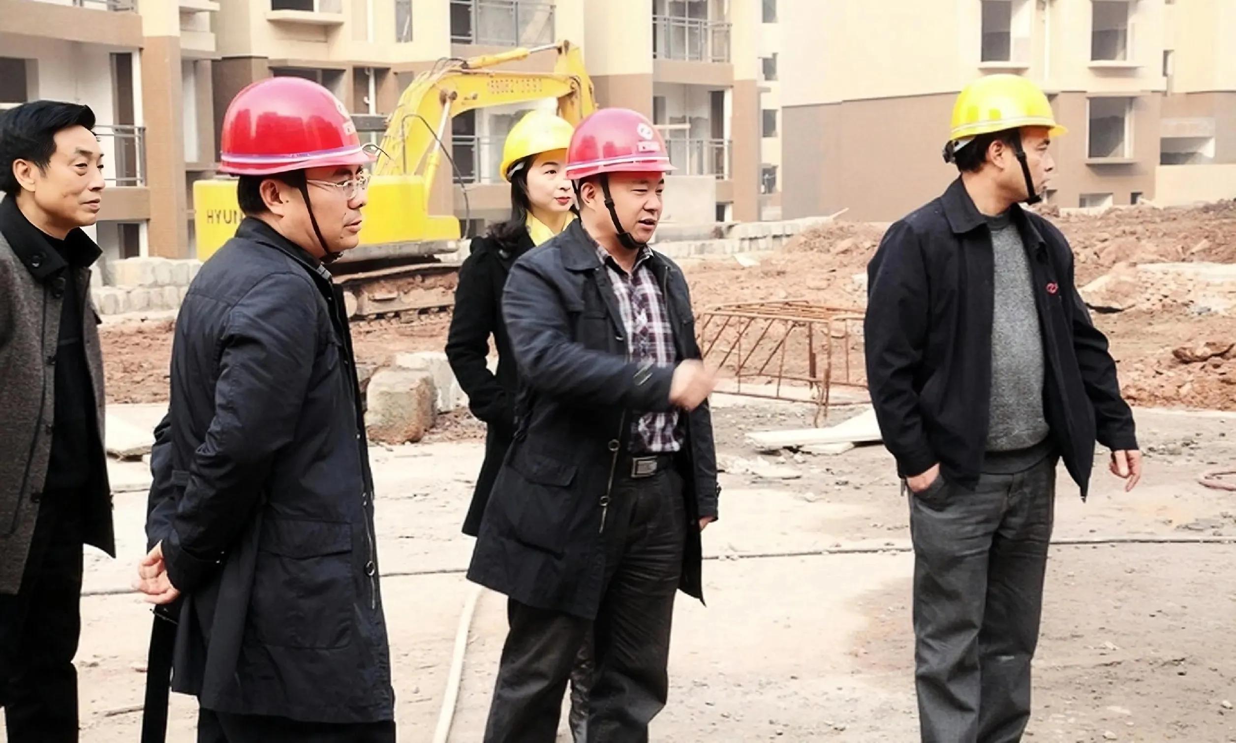 工地上各种颜色的安全帽代表什么职位（红帽子白帽子黄帽子蓝帽子区别）