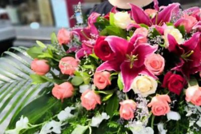 ​颁奖时礼仪怎样拿鲜花