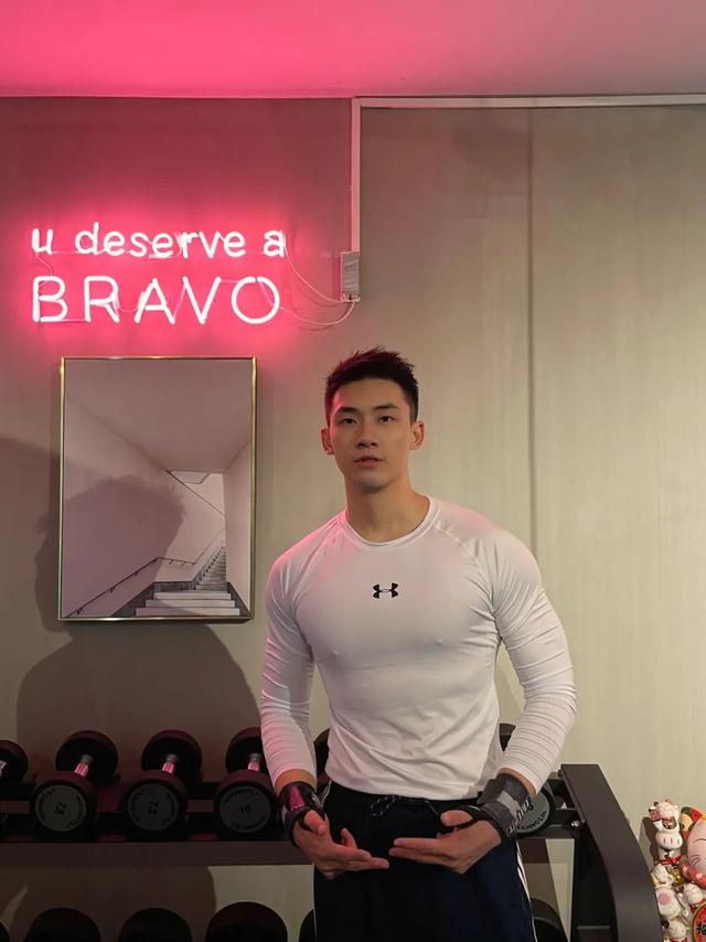 禁欲系西装肌肉帅哥（正装肌肉高颜值）(12)