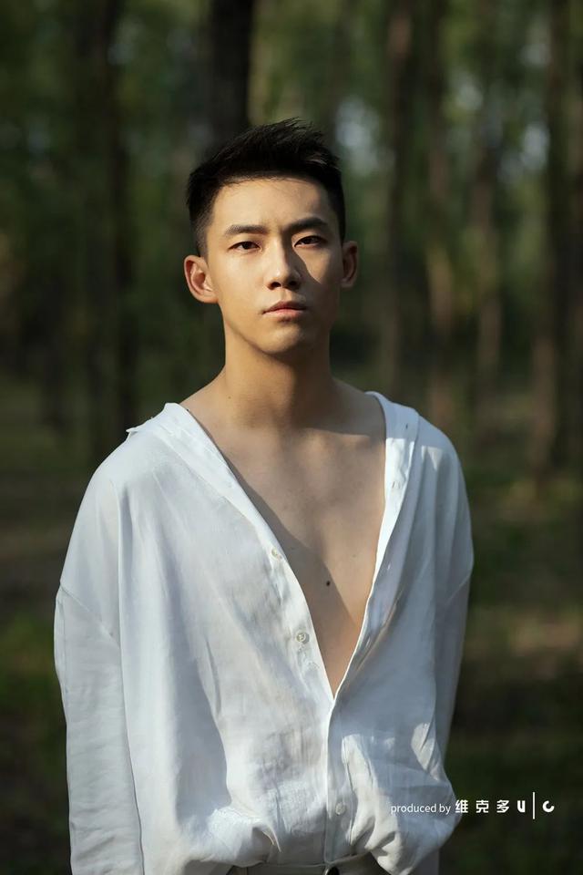 禁欲系西装肌肉帅哥（正装肌肉高颜值）(16)