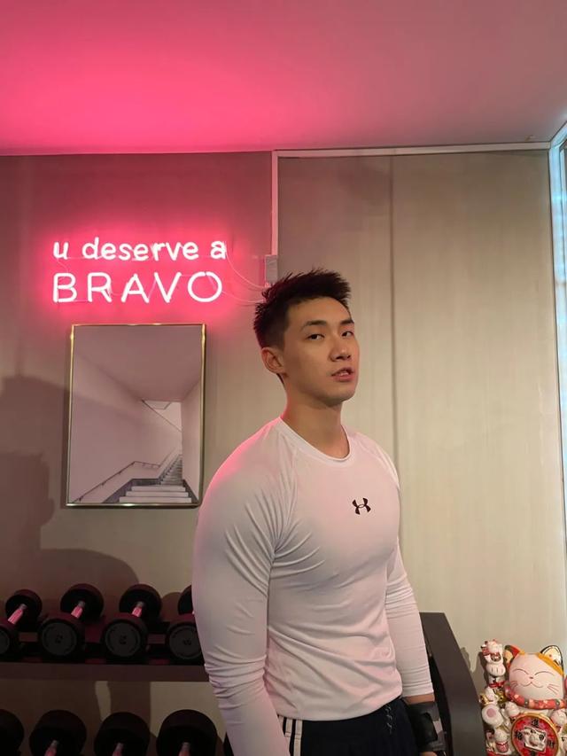 禁欲系西装肌肉帅哥（正装肌肉高颜值）(13)