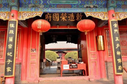 宁国府和荣国府关系(宁国府和荣国府哪个地位高)