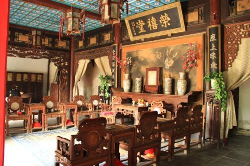 宁国府和荣国府关系(宁国府和荣国府哪个地位高)