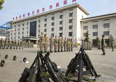 ​军分区政委是什么级别？转业到公安局能当政委吗？