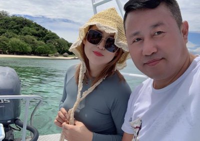 ​《乡爱》长贵妻子罕露面！督导新工作室装修显气派，身上名包抢镜