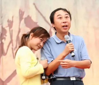 ​曝贾玲体重超200斤！为减肥暂停营业，网友：胖的脖子都没了
