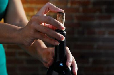 ​葡萄酒用什么打开？葡萄酒打开一年了还能喝吗