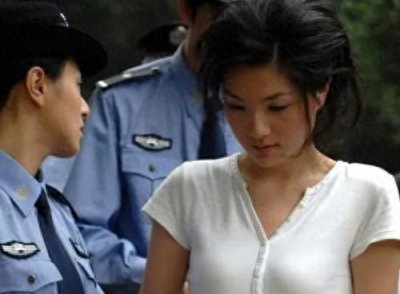 ​22岁美女死刑犯毕丽梅，让前男友背着上山，只为杀了他
