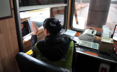 ​在高速公路收费站工作，工资待遇怎么样？真相有点意外