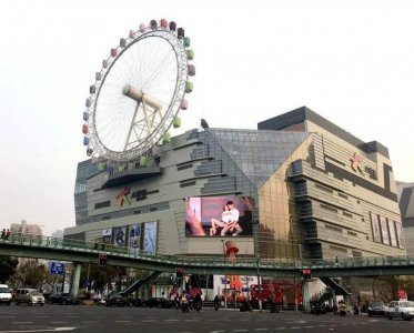 ​上海大悦城的摩天轮很有特色，面向北部能看到很多上海的棚户区