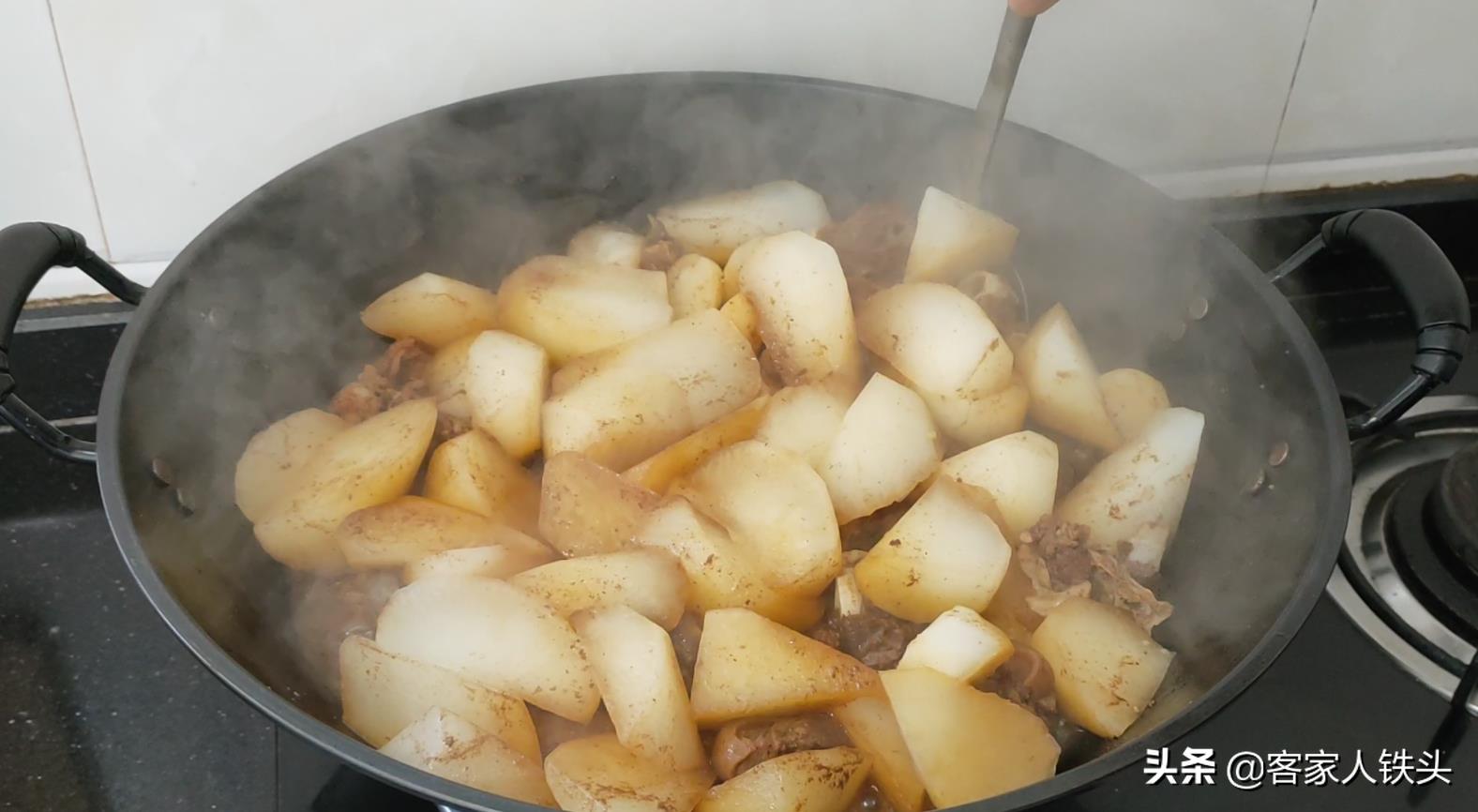 广式羊肉焖萝卜的家常做法，掌握好关键一步，不腥不膻，入味又好吃