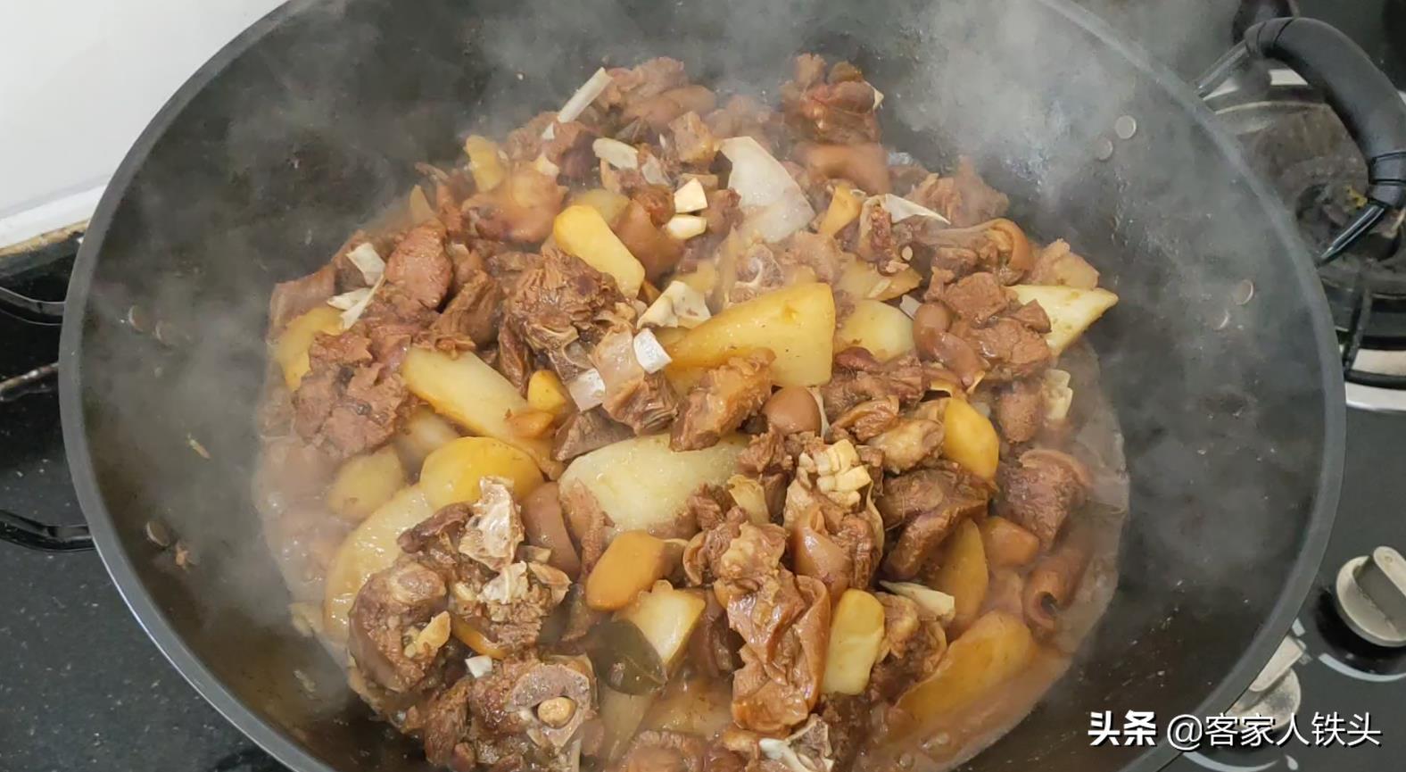 广式羊肉焖萝卜的家常做法，掌握好关键一步，不腥不膻，入味又好吃