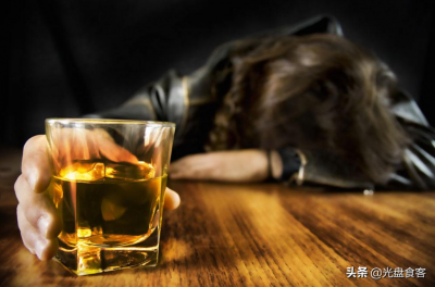 ​醒酒汤简单做法缓解头痛(宿醉后怎样快速缓解不适感？教你几个解酒妙招，做法简
