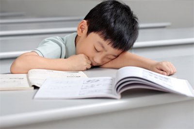 ​上课犯困怎么办最有效（上课犯困怎么办？采取这三种措施，有效提高听课效率不