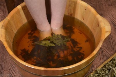 ​艾叶泡脚的作用与功效（活血化瘀   快速睡眠）