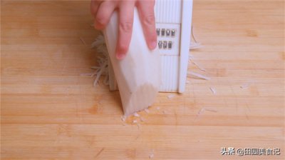 ​白萝卜馅的饺子怎么调馅？这样调，比三鲜饺子都鲜，好吃不油腻，1次3盘不够吃